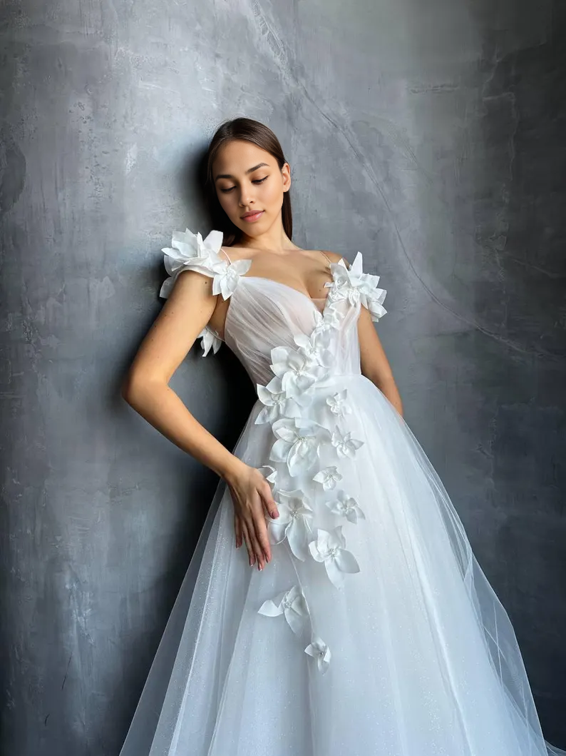 Xuewuba Prom Shop Dresses Handmade Flowers 3D Euro Mesh Corset Wedding Dress Open Shoulder Silhouette Deep V Neckline Romantic Design Formal Women's Dresses