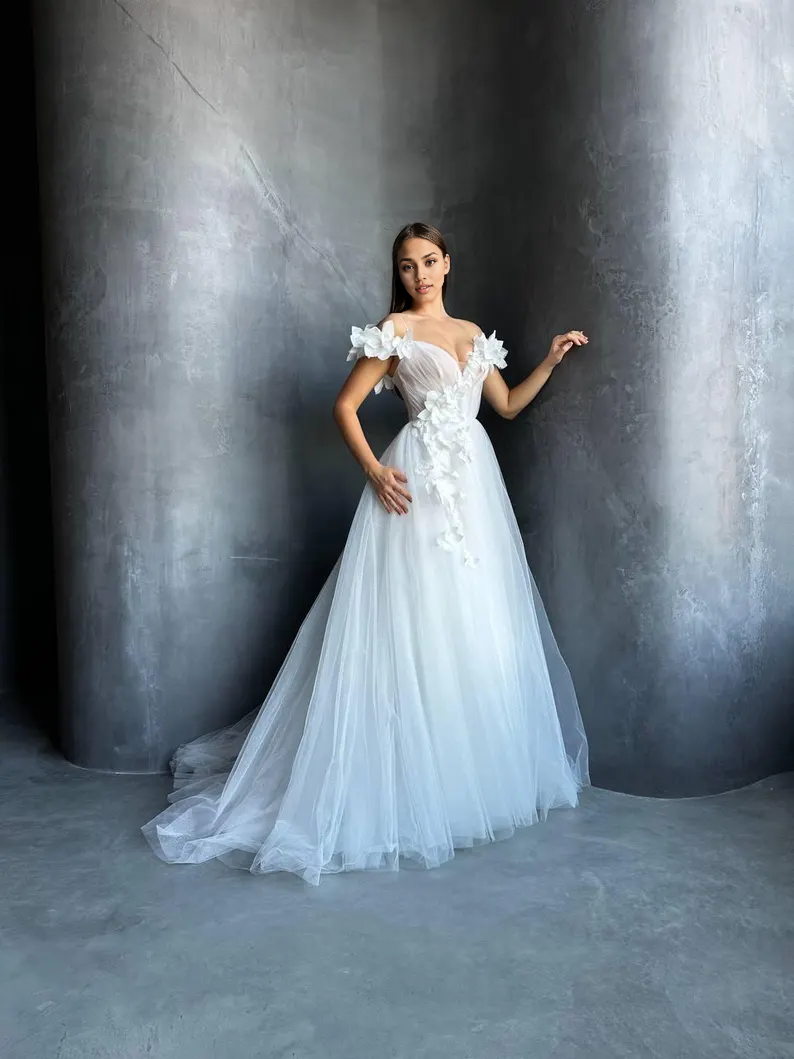 Xuewuba Prom Shop Dresses Handmade Flowers 3D Euro Mesh Corset Wedding Dress Open Shoulder Silhouette Deep V Neckline Romantic Design Formal Women's Dresses