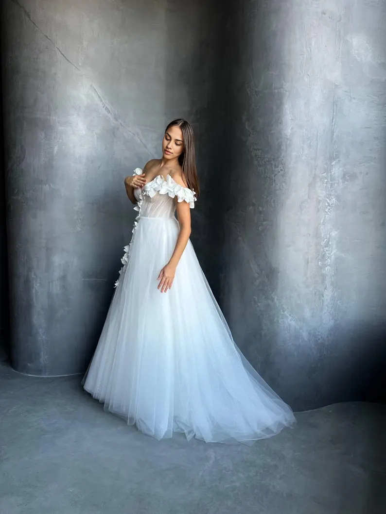 Xuewuba Prom Shop Dresses Handmade Flowers 3D Euro Mesh Corset Wedding Dress Open Shoulder Silhouette Deep V Neckline Romantic Design Formal Women's Dresses