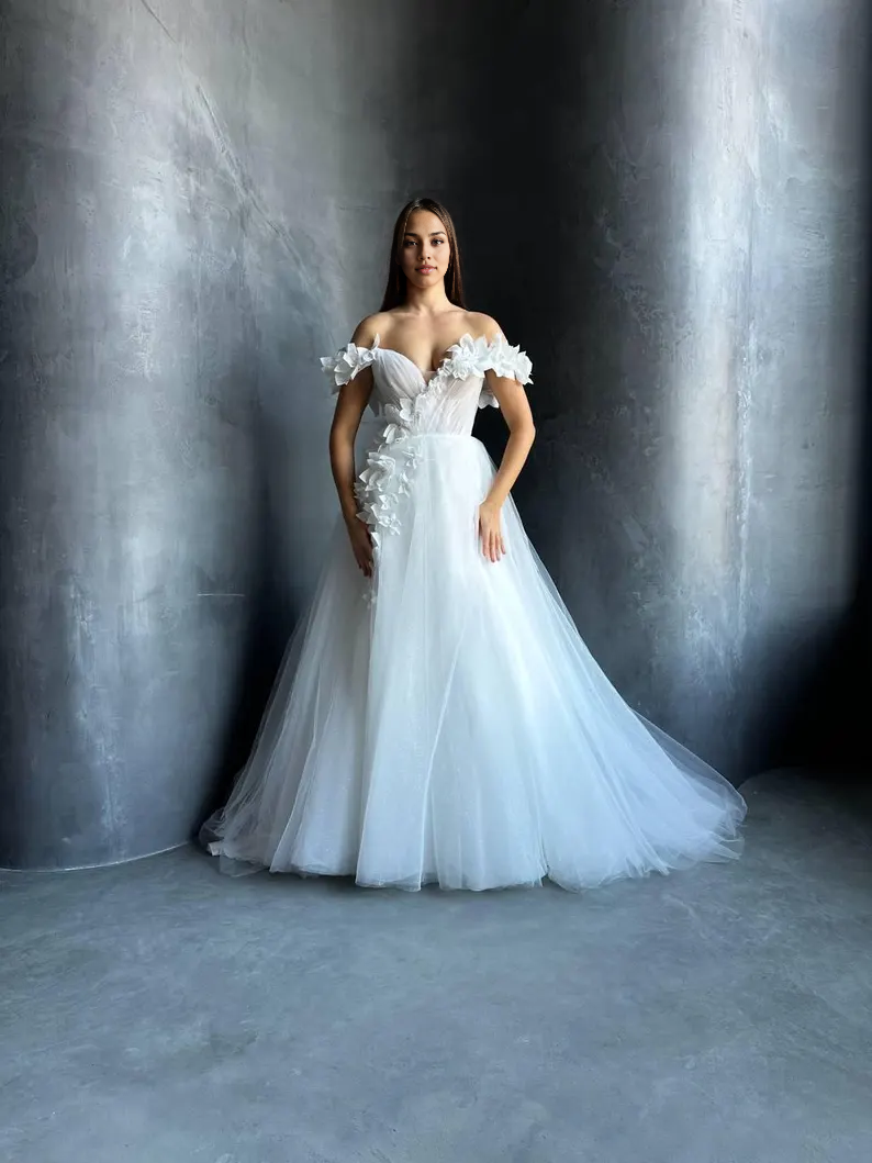 Xuewuba Prom Shop Dresses Handmade Flowers 3D Euro Mesh Corset Wedding Dress Open Shoulder Silhouette Deep V Neckline Romantic Design Formal Women's Dresses