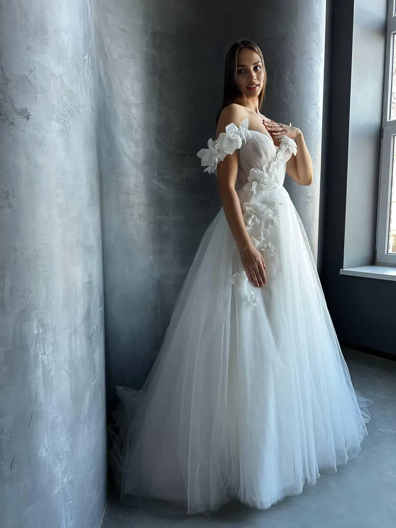 Xuewuba Prom Shop Dresses Handmade Flowers 3D Euro Mesh Corset Wedding Dress Open Shoulder Silhouette Deep V Neckline Romantic Design Formal Women's Dresses