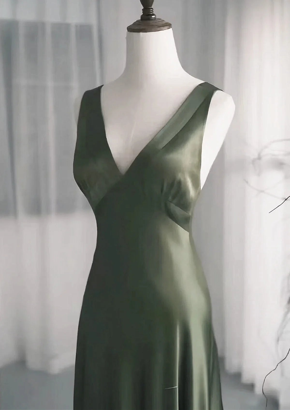 Xuewuba Dress A-line Green Satin V-neckline Low Back Prom Dress Green Evening Dress Formal Wear Dresses