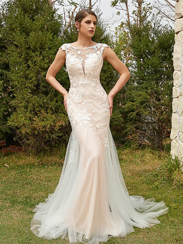 Lace Scoop Sleeveless Court Train Wedding Dresses