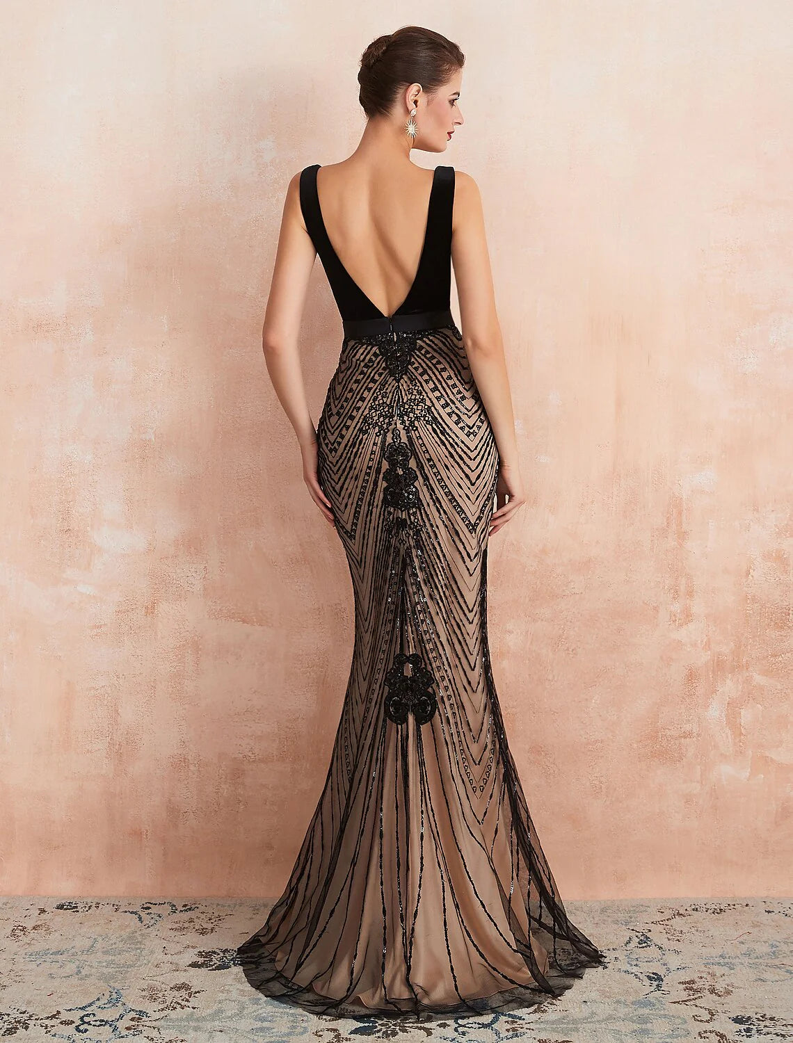 Evening Gown Luxurious Dress Formal Evening Sweep / Brush Train Sleeveless V Neck Fall Wedding Guest Velvet Backless with Beading