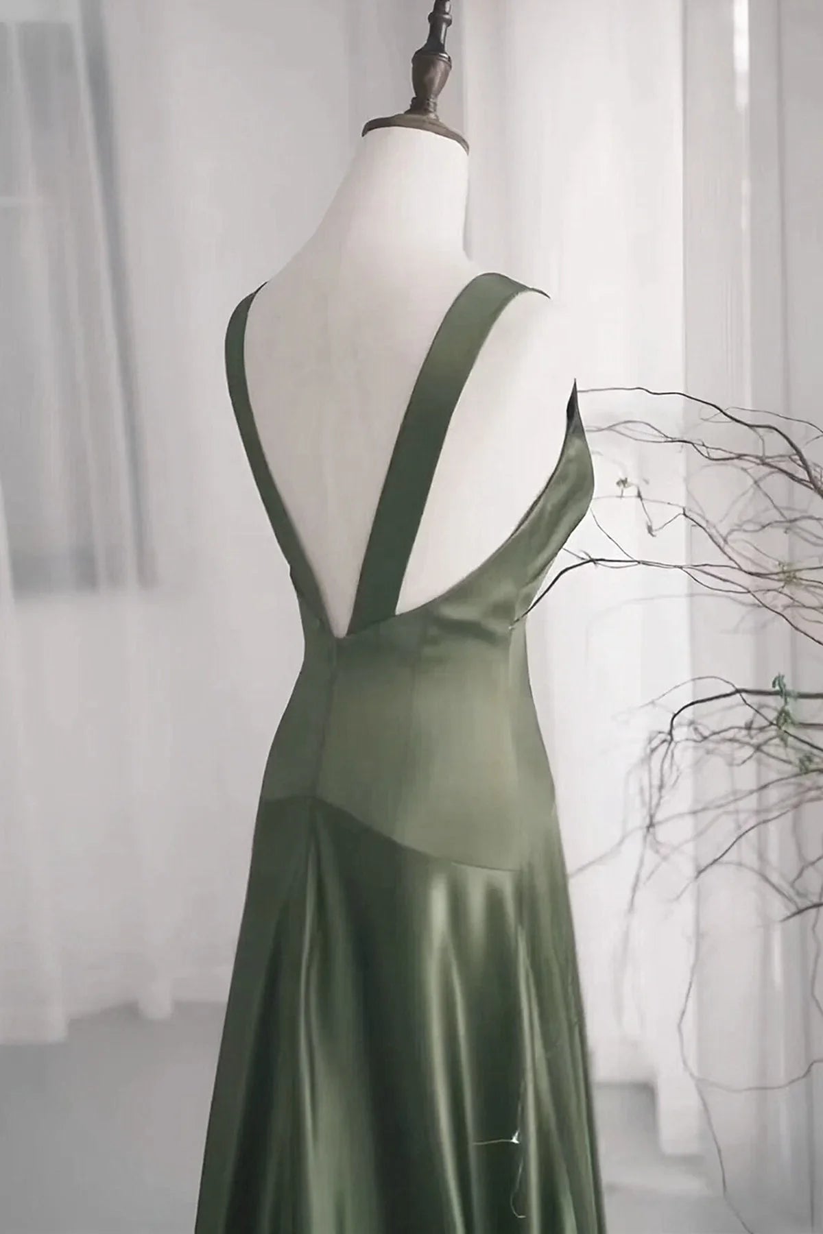 Xuewuba Dress A-line Green Satin V-neckline Low Back Prom Dress Green Evening Dress Formal Wear Dresses